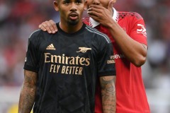 球员脱衣庆祝领红牌下场，反思球场庆祝规则与球队形象